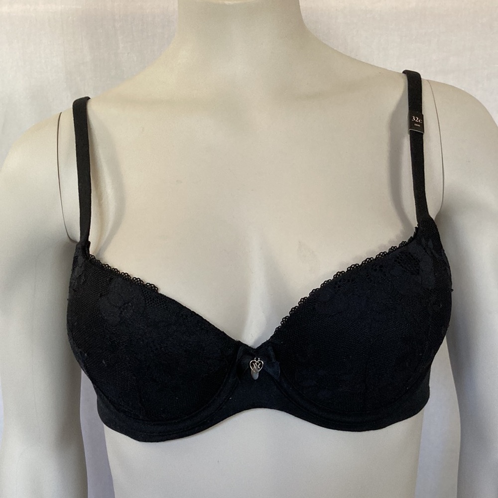 VICTORIA’S SECRET Black Bra Body By Victoria Size 32C Lined Demi Lace NWT